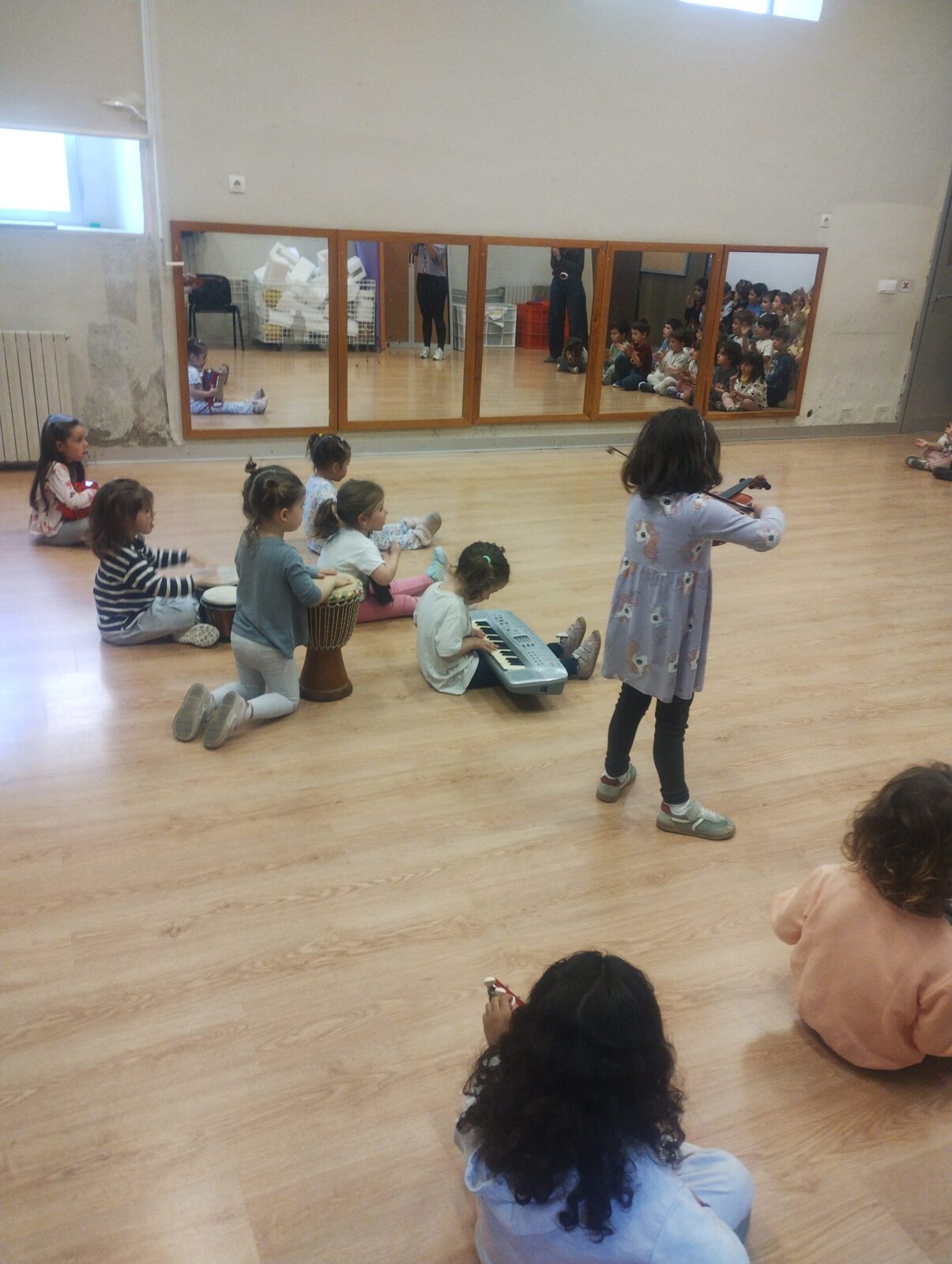 Niños tocando instrumentos Orff en taller musical puntual en Valencia